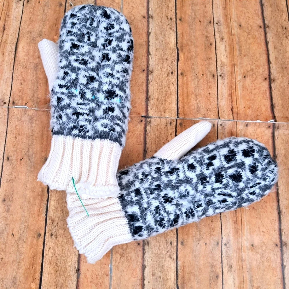 Isotoner Women's Soft Acrylic Knit Black/White Print Mittens Gloves On…